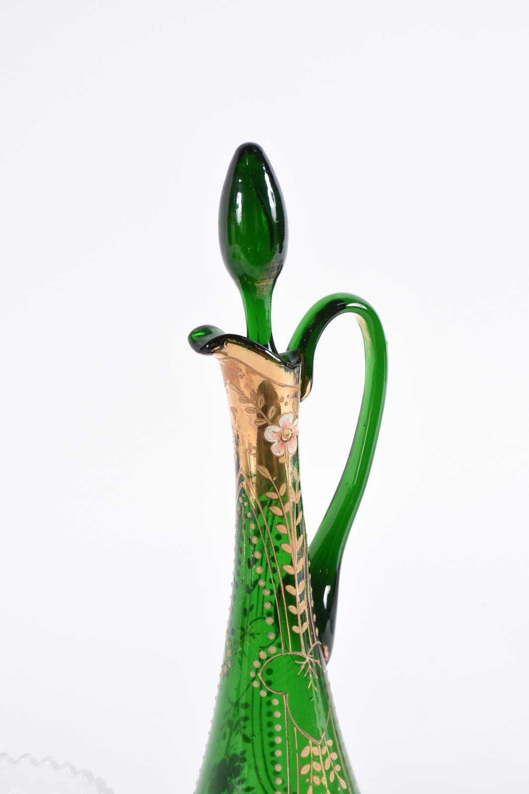Duas peças, sendo: garrafa de cristal verde decorada em dourado e... - foto 2 de 6