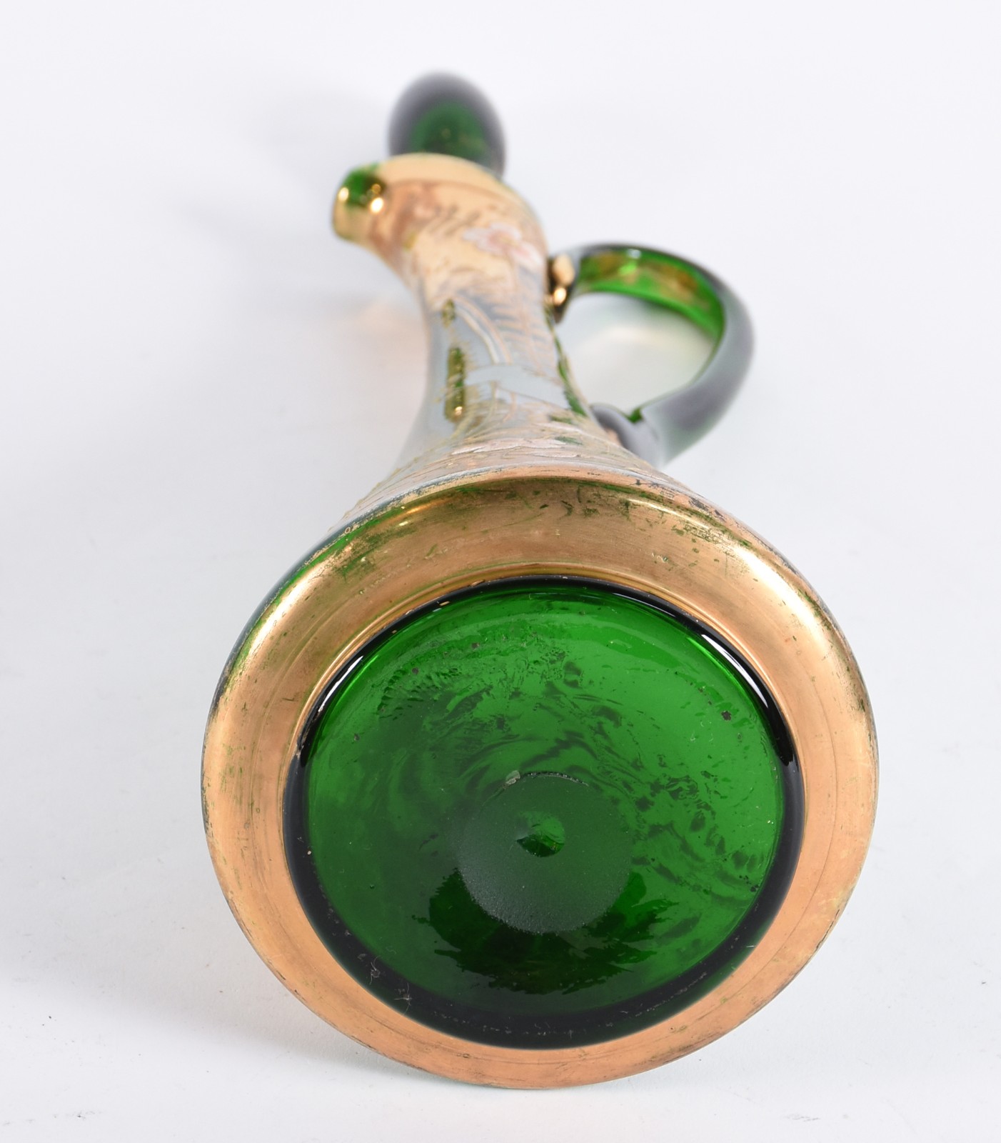 Duas peças, sendo: garrafa de cristal verde decorada em dourado e... - foto 5 de 6