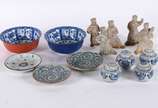 Diversas peças orientais, sendo: 2 bowls de por... - Diversas peças orientais, sendo: 2 bowls de porcelana sendo a parte interna em azul e branco e a parte externa colorida;  3 pratos em azul e bra...