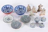 Diversas peças orientais, sendo: 2 bowls de por... - Diversas peças orientais, sendo: 2 bowls de porcelana sendo a parte interna em azul e branco e a parte externa colorida;  3 pratos em azul e bra...