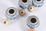 Diversas peças orientais, sendo: 2 bowls de por... - Diversas peças orientais, sendo: 2 bowls de porcelana sendo a parte interna em azul e branco e a parte externa colorida;  3 pratos em azul e bra...
