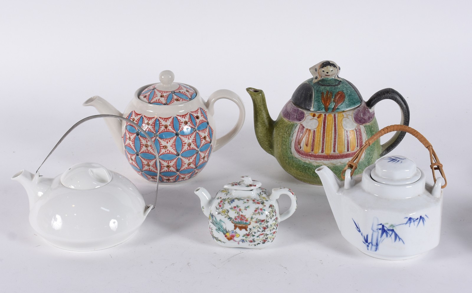 Cinco bules diversos de porcelana de várias procedências e decorações. - foto 1 de 5
