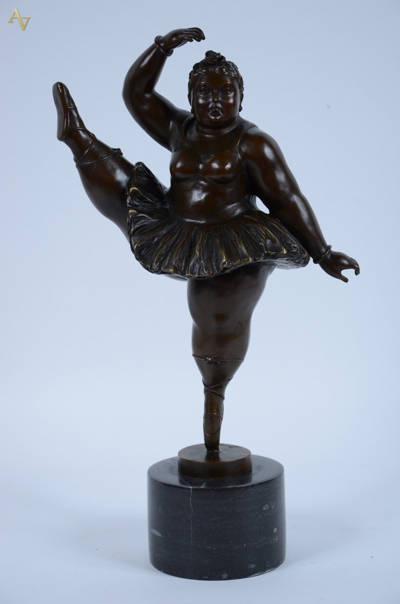 Escultura em bronze c/ base em mármore rep. Bailarina. Ass. BOTERO... - foto 1 de 4