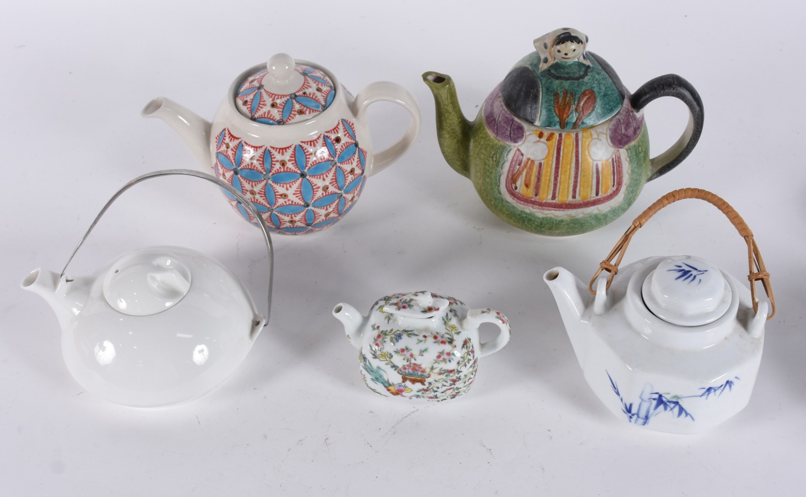 Cinco bules diversos de porcelana de várias procedências e decorações. - foto 2 de 5