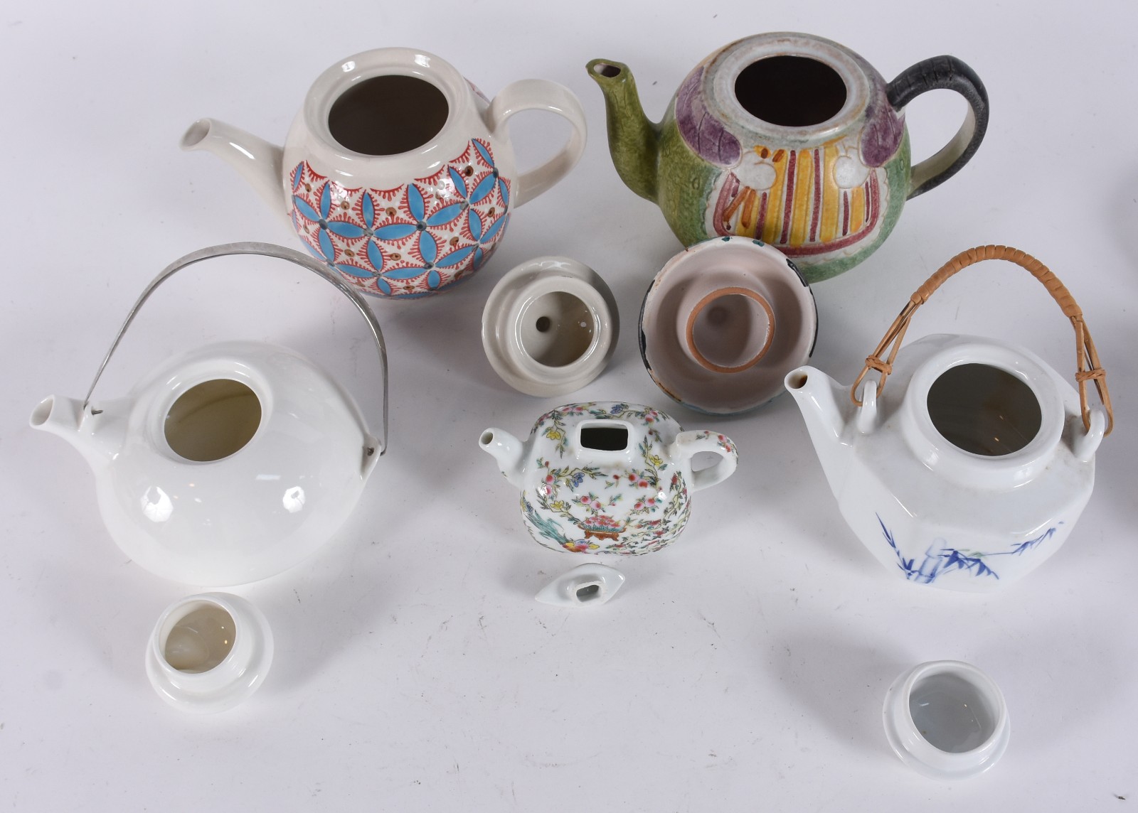 Cinco bules diversos de porcelana de várias procedências e decorações. - foto 3 de 5
