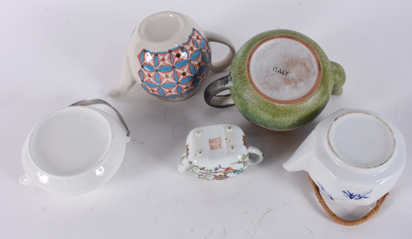 Cinco bules diversos de porcelana de várias procedências e decorações. - foto 5 de 5