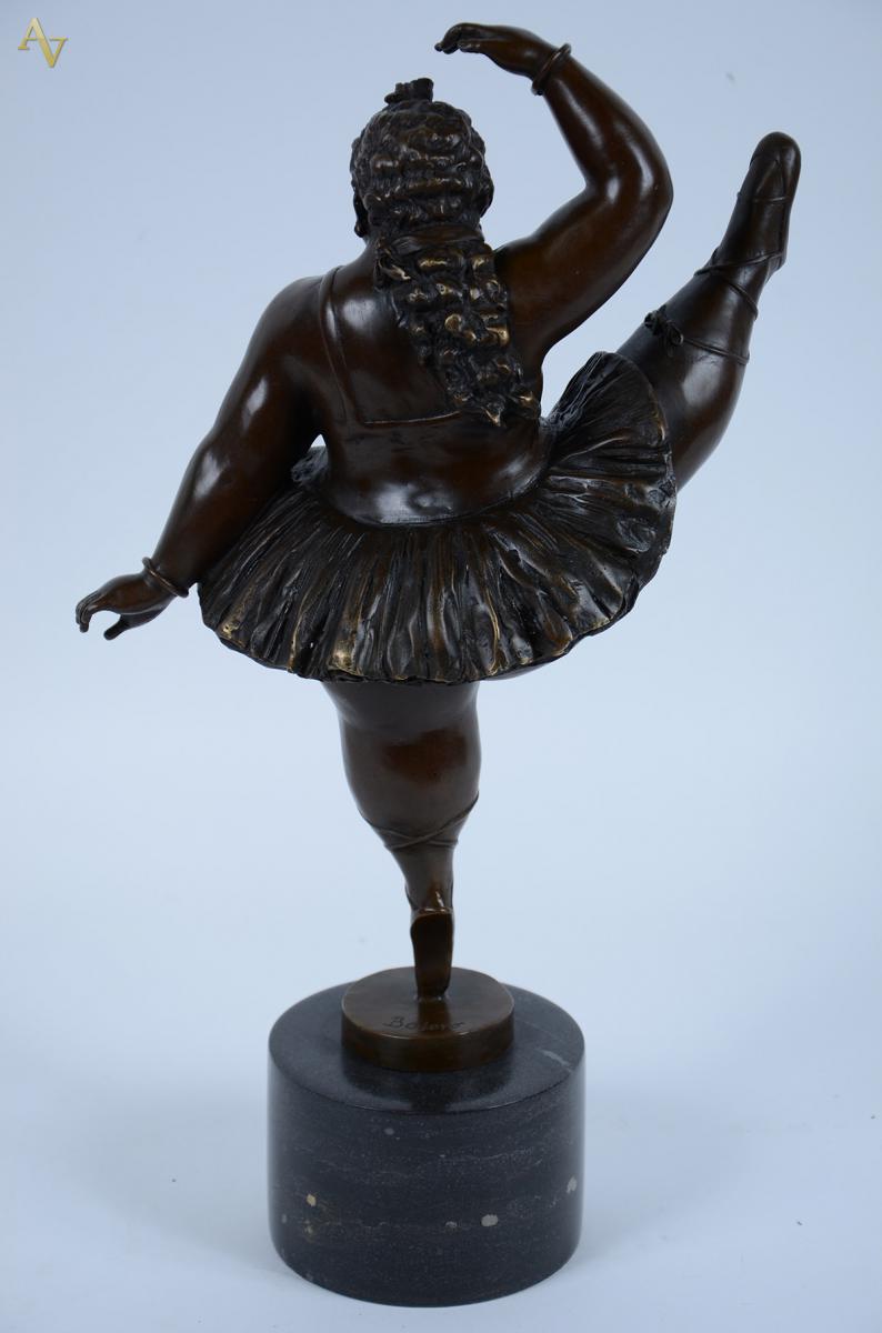 Escultura em bronze c/ base em mármore rep. Bailarina. Ass. BOTERO... - foto 2 de 4