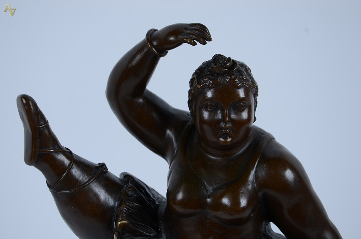 Escultura em bronze c/ base em mármore rep. Bailarina. Ass. BOTERO... - foto 3 de 4