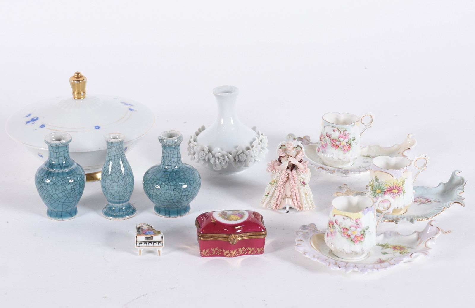 Diversas peças, sendo: bowl com tampa porcelana Bavaria, 3 xícaras de... - foto 1 de 4