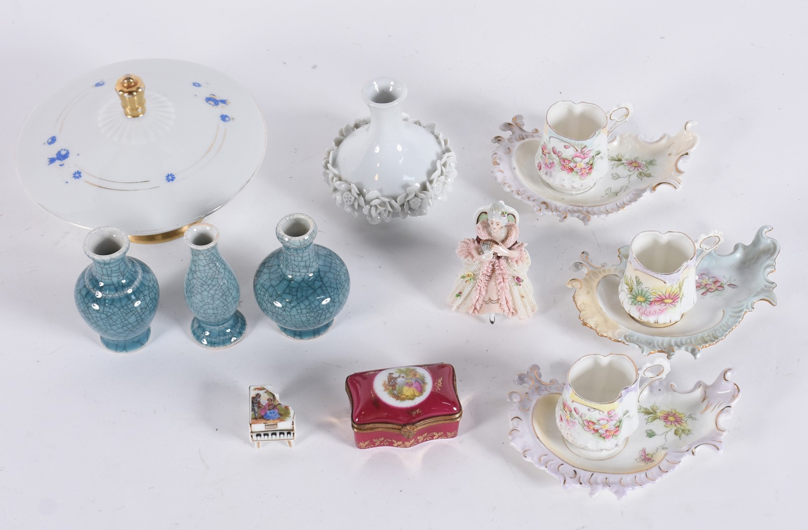 Diversas peças, sendo: bowl com tampa porcelana Bavaria, 3 xícaras de... - foto 2 de 4