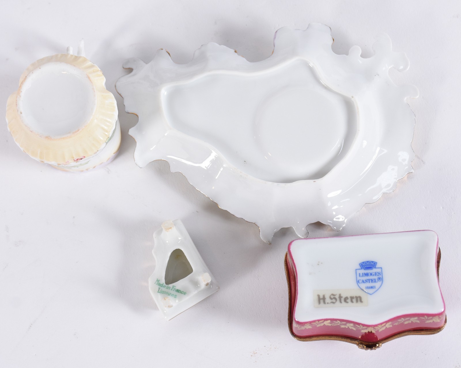 Diversas peças, sendo: bowl com tampa porcelana Bavaria, 3 xícaras de... - foto 3 de 4