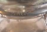 Baixela de metal prateado inglês SHEFFIELD Walk... - Baixela de metal prateado inglês SHEFFIELD Walker & Hall, composto de 4 peças, sendo dois bules com alças de madeira, leiteira e açucareiro (sem...