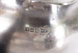 Baixela de metal prateado inglês SHEFFIELD Walk... - Baixela de metal prateado inglês SHEFFIELD Walker & Hall, composto de 4 peças, sendo dois bules com alças de madeira, leiteira e açucareiro (sem...