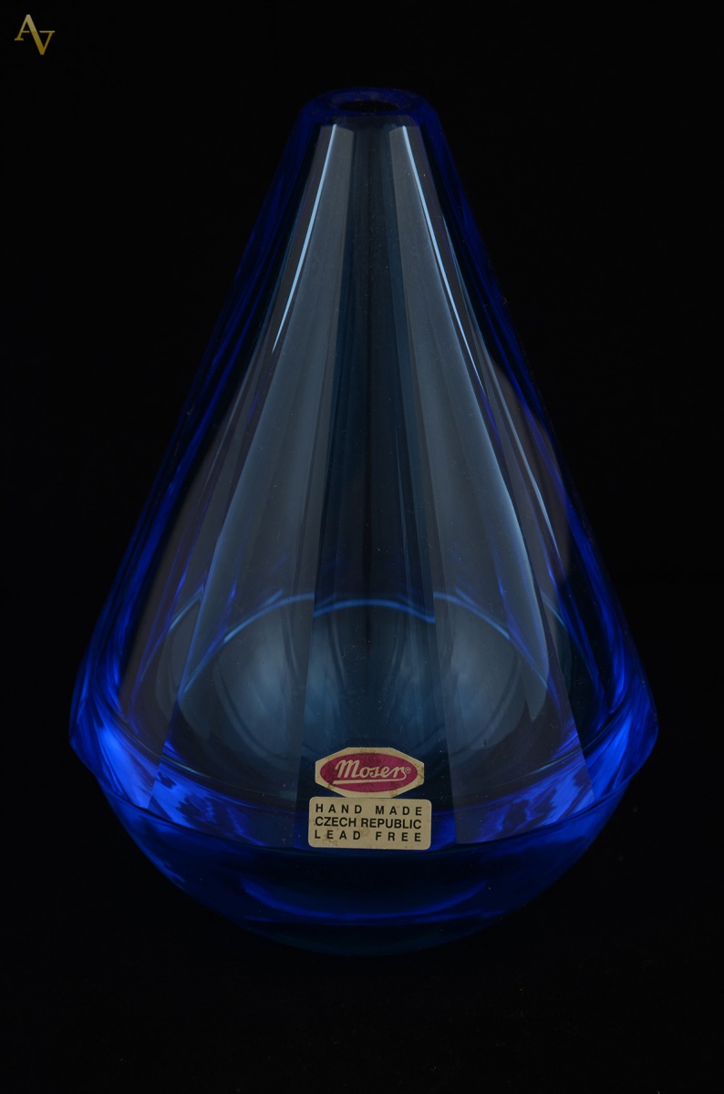 Vaso em cristal tcheco MOSER, facetado, na cor azul, alt. 20 cm. - foto 1 de 2