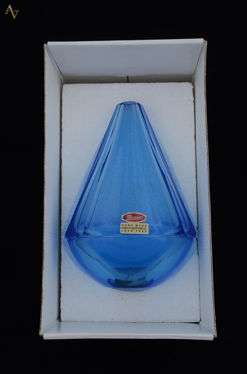 Vaso em cristal tcheco MOSER, facetado, na cor azul, alt. 20 cm. - foto 2 de 2