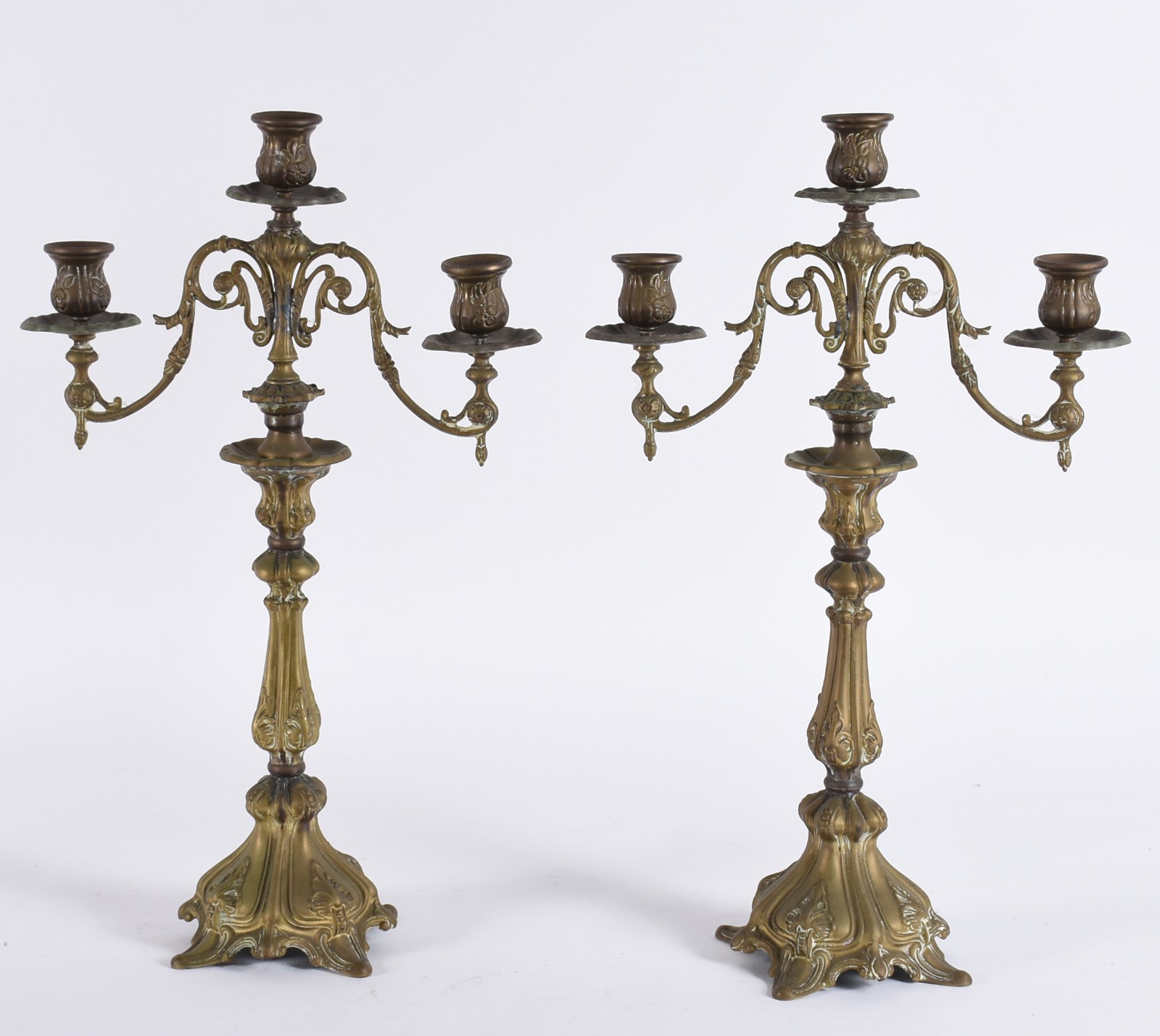 Par de candelabros de metal dourado para 3 velas cada, decorados com... - foto 1 de 4