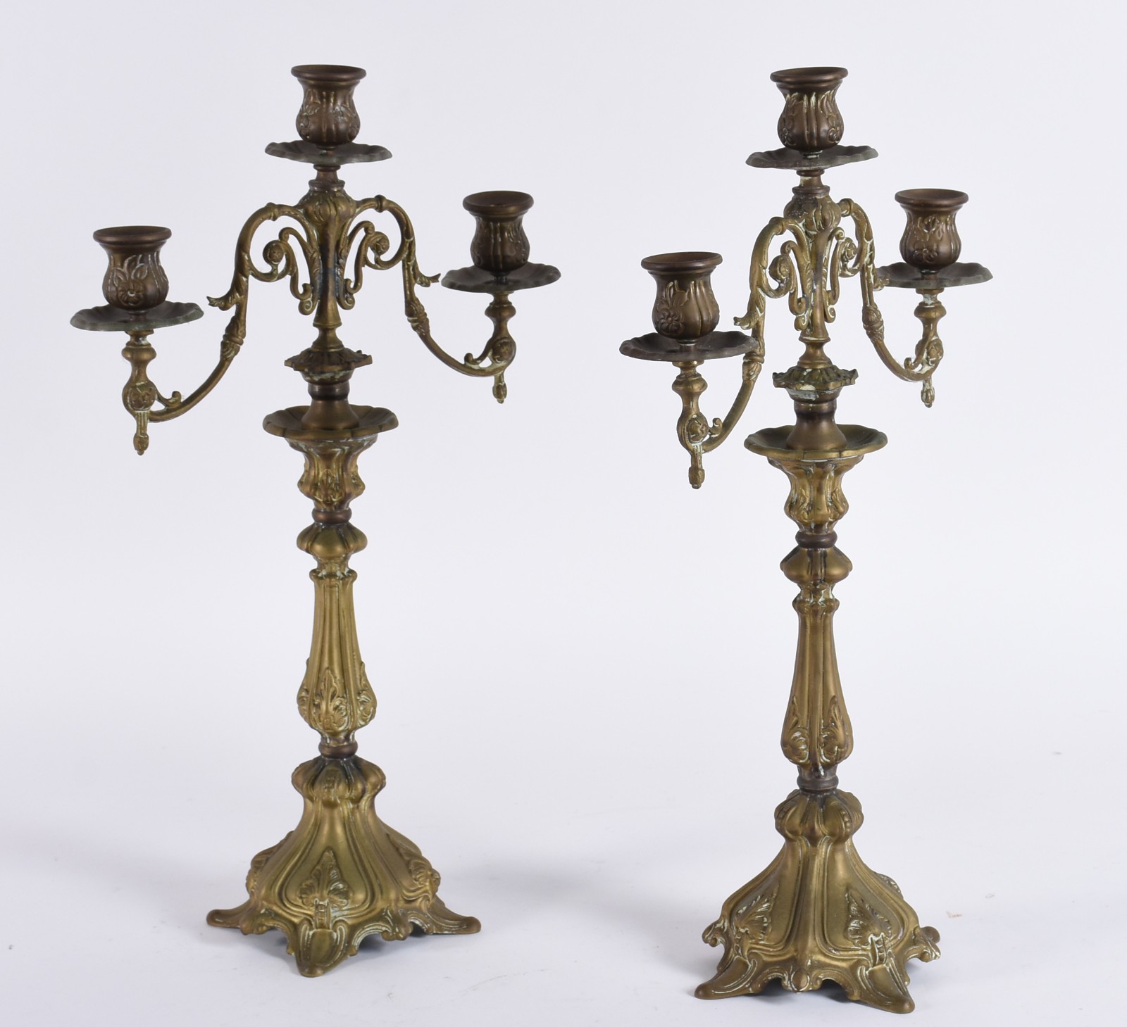 Par de candelabros de metal dourado para 3 velas cada, decorados com... - foto 2 de 4