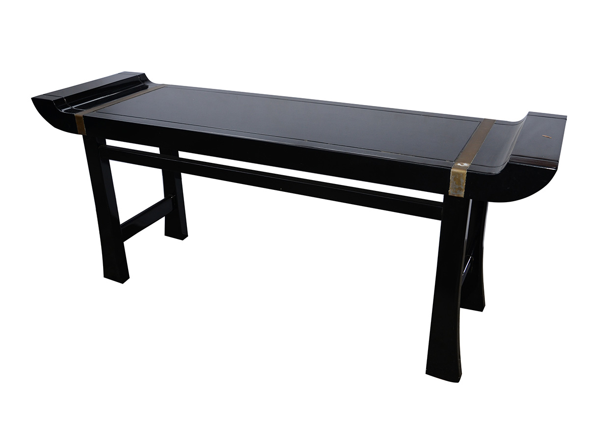 Sofá Table em madeira laqueada preta, faixa em metal dourado. Med...