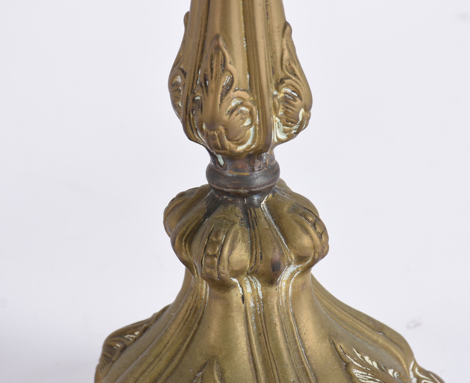 Par de candelabros de metal dourado para 3 velas cada, decorados com... - foto 3 de 4