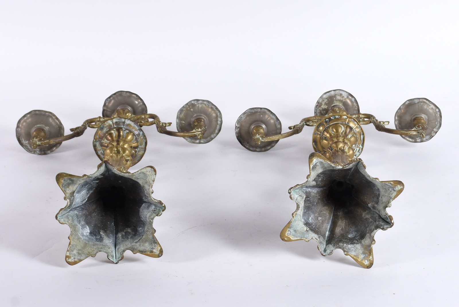 Par de candelabros de metal dourado para 3 velas cada, decorados com... - foto 4 de 4