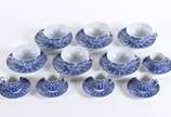Serviço de porcelana japonesa na cor azul e bra... - Serviço de porcelana japonesa na cor azul e branca composto de :6 xícaras com pires e  5 xícaras de café. Total: 11 peças.