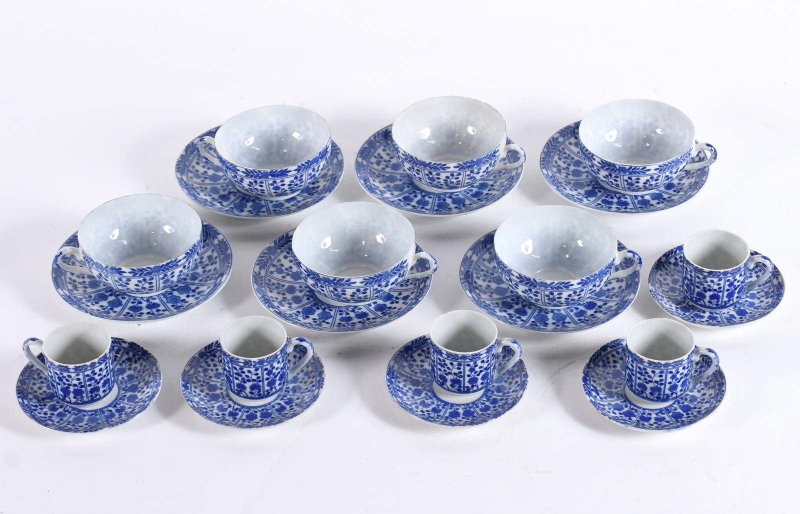 Serviço de porcelana japonesa na cor azul e branca composto de :6... - foto 1 de 5