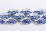 Serviço de porcelana japonesa na cor azul e bra... - Serviço de porcelana japonesa na cor azul e branca composto de :6 xícaras com pires e  5 xícaras de café. Total: 11 peças.