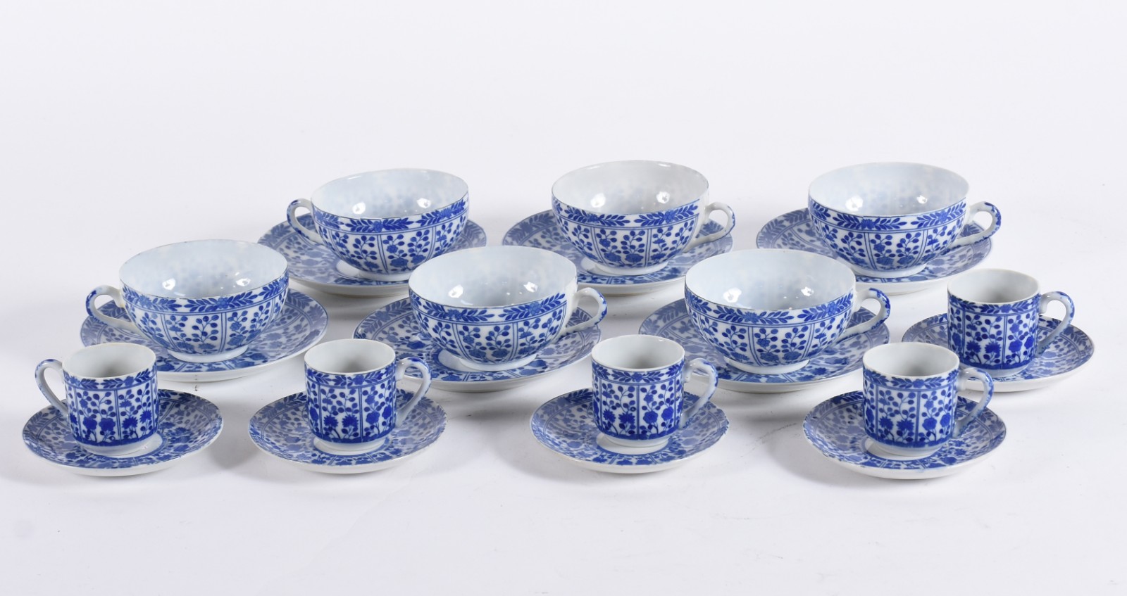 Serviço de porcelana japonesa na cor azul e branca composto de :6... - foto 2 de 5