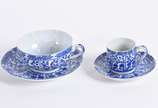 Serviço de porcelana japonesa na cor azul e bra... - Serviço de porcelana japonesa na cor azul e branca composto de :6 xícaras com pires e  5 xícaras de café. Total: 11 peças.