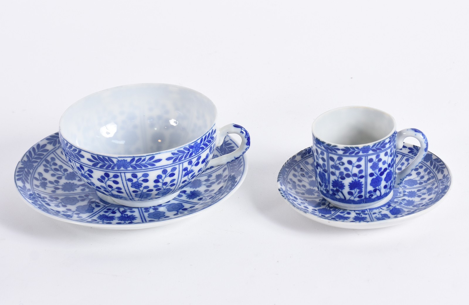 Serviço de porcelana japonesa na cor azul e branca composto de :6... - foto 3 de 5