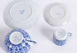 Serviço de porcelana japonesa na cor azul e bra... - Serviço de porcelana japonesa na cor azul e branca composto de :6 xícaras com pires e  5 xícaras de café. Total: 11 peças.