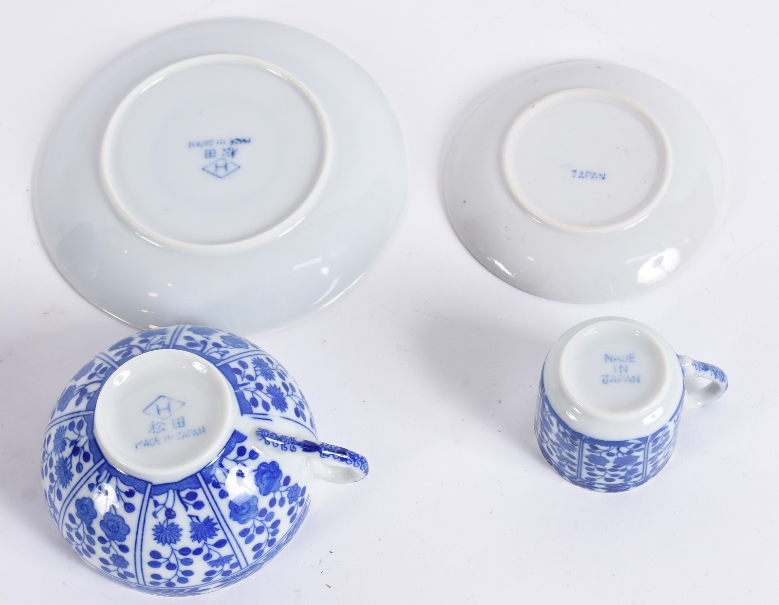 Serviço de porcelana japonesa na cor azul e branca composto de :6... - foto 4 de 5