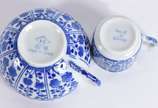 Serviço de porcelana japonesa na cor azul e bra... - Serviço de porcelana japonesa na cor azul e branca composto de :6 xícaras com pires e  5 xícaras de café. Total: 11 peças.