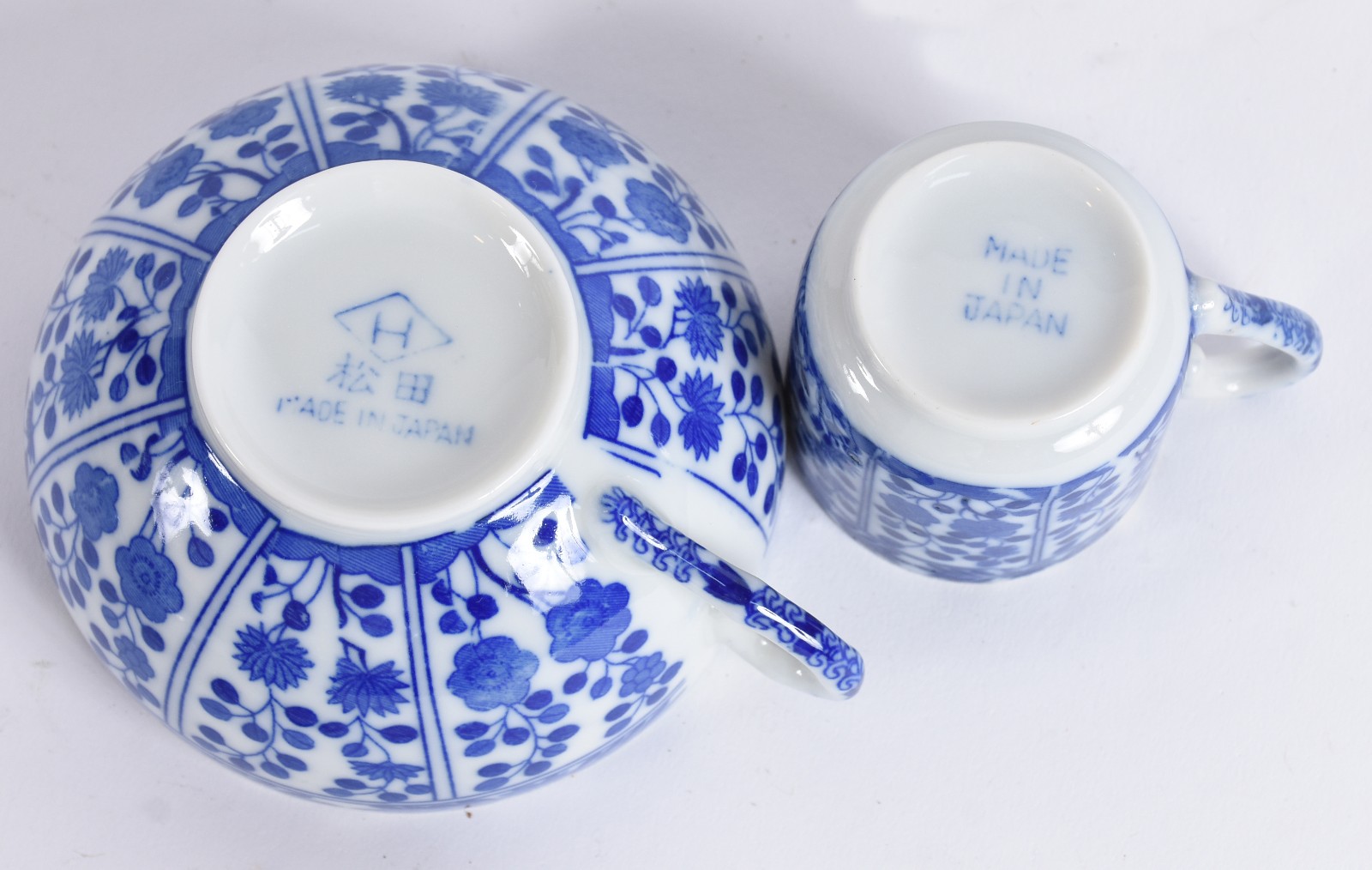 Serviço de porcelana japonesa na cor azul e branca composto de :6... - foto 5 de 5