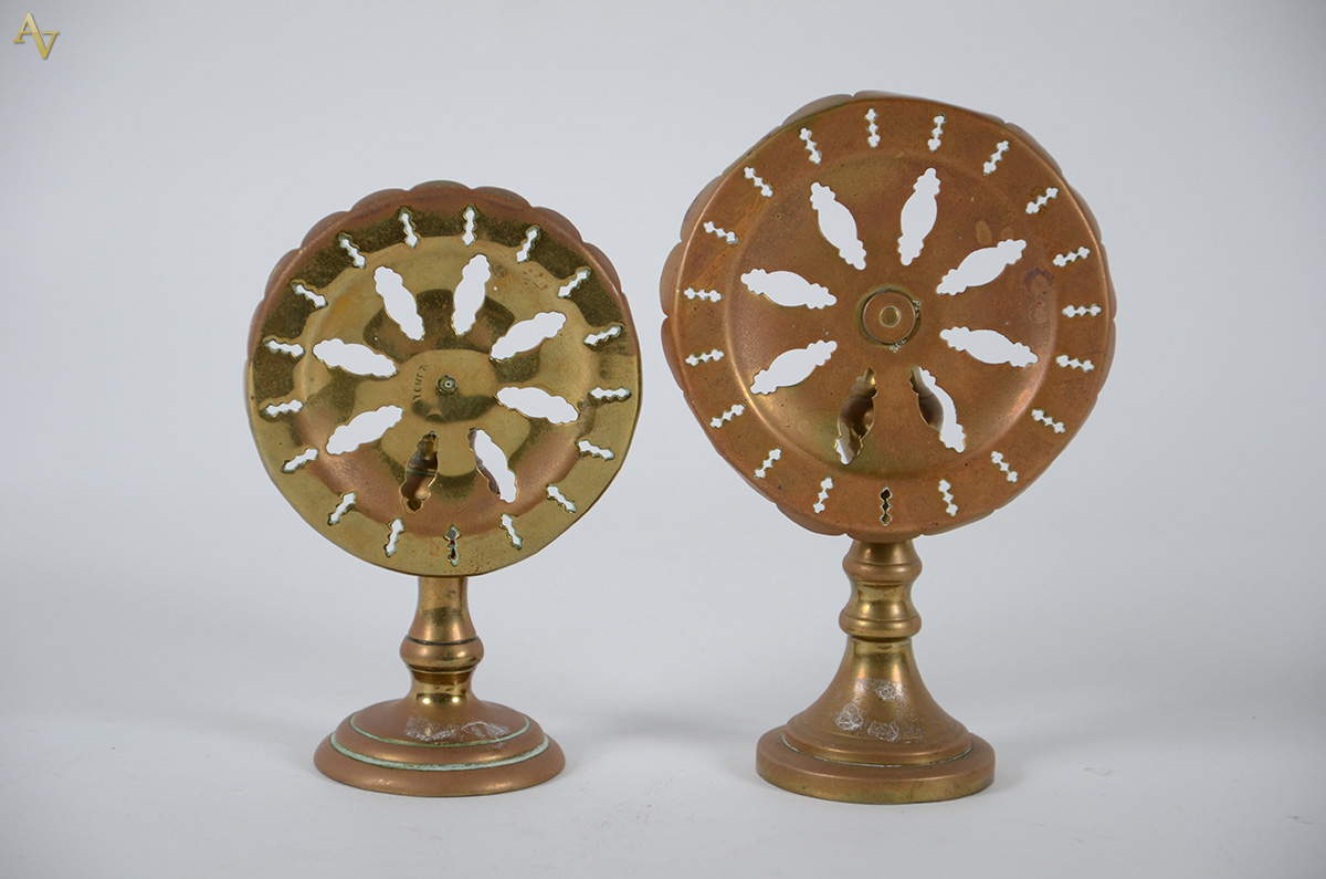 Dois "Candle reflectors" ingleses em bronze e latão , fins do... - foto 1 de 2
