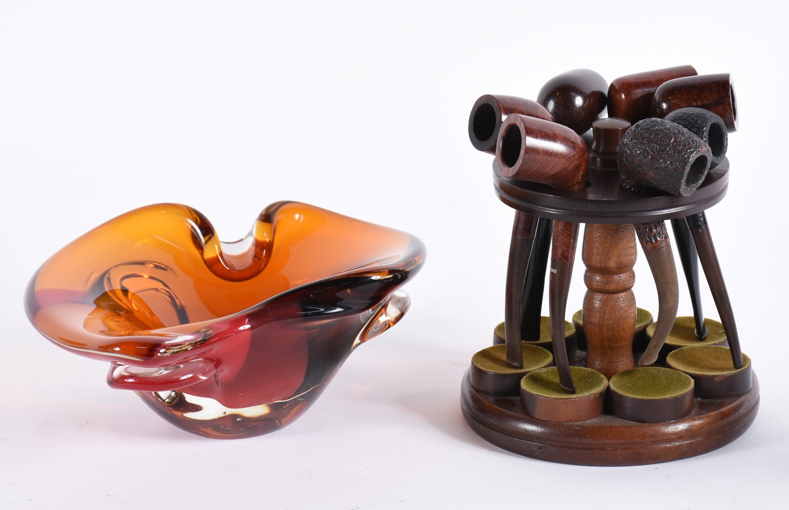 Duas peças, sendo porta cachimbo de madeira com 7 cachimbos diversos... - foto 1 de 9