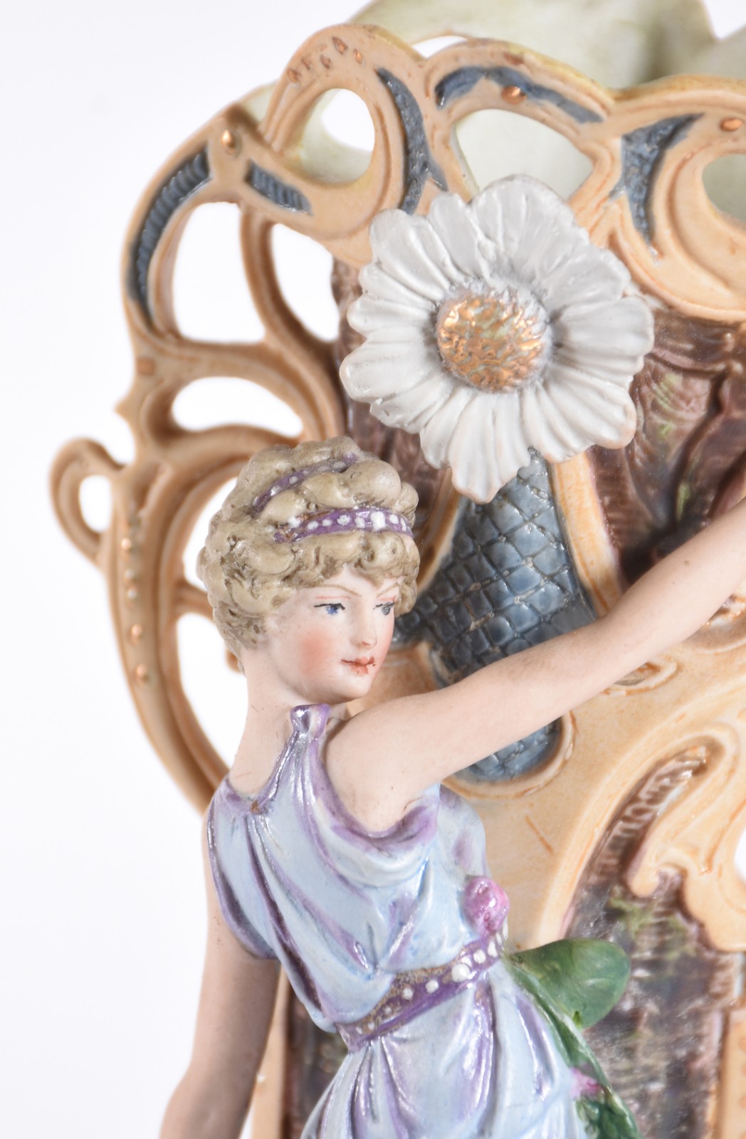 Escultura Art Nouveau de biscuit policromado decorado com figura... - foto 2 de 5