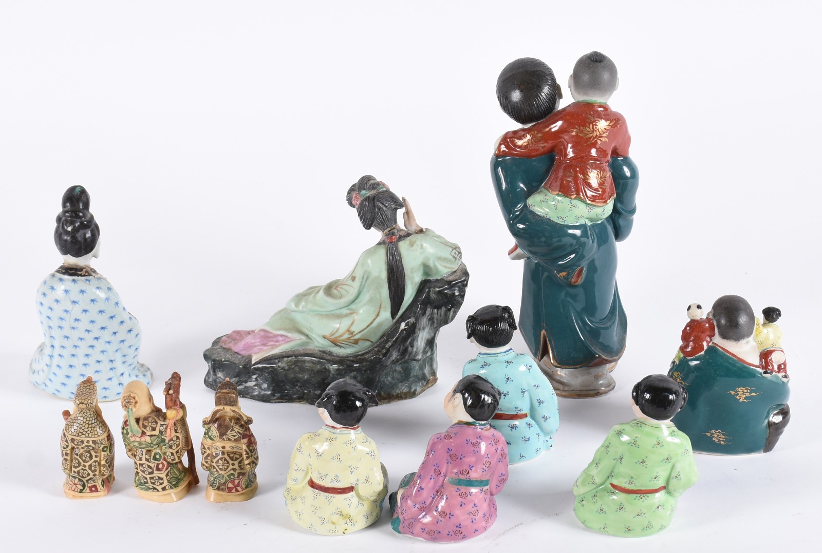 Diversas peças orientais, sendo: 8 estatuetas de porcelana... - foto 2 de 10