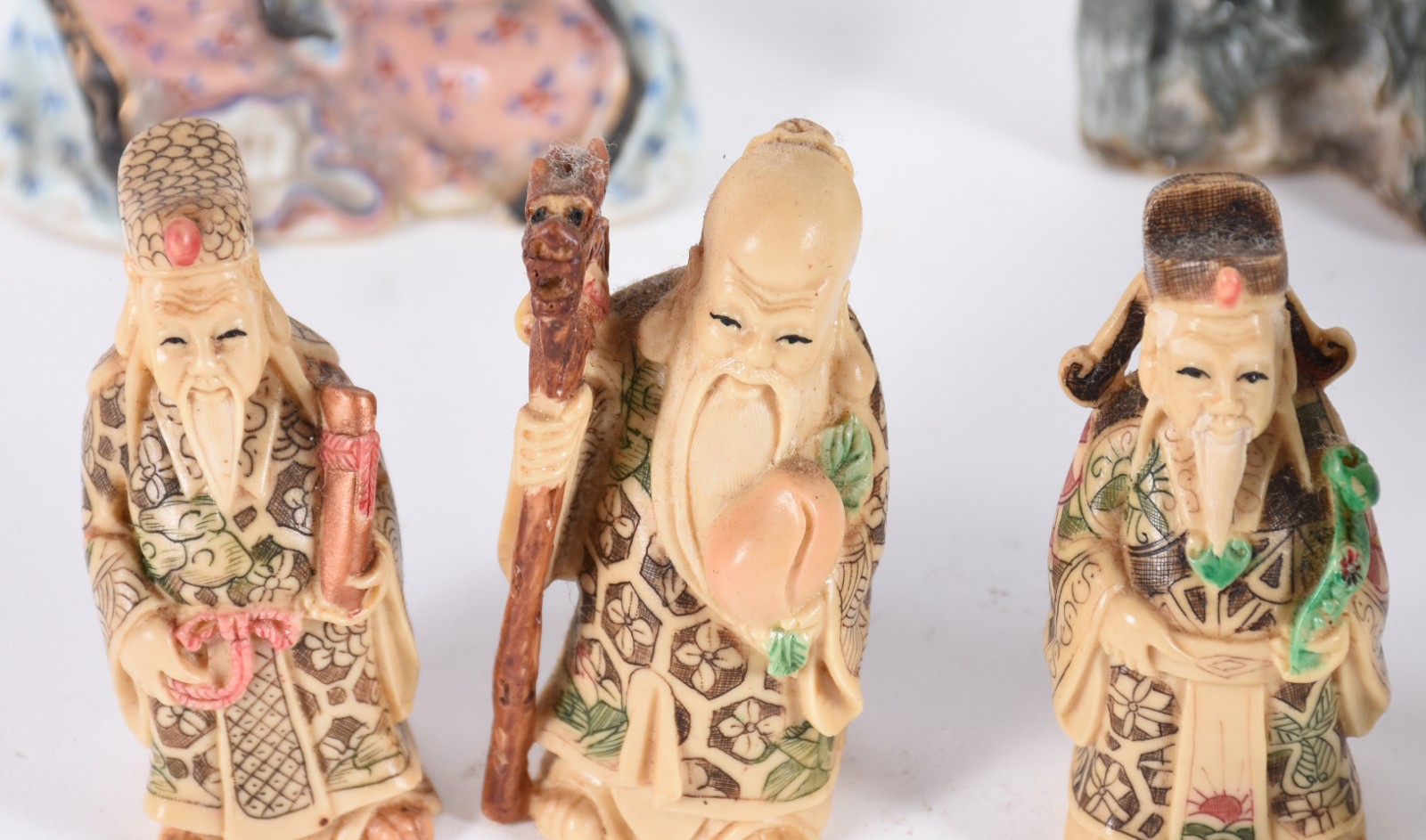 Diversas peças orientais, sendo: 8 estatuetas de porcelana... - foto 6 de 10