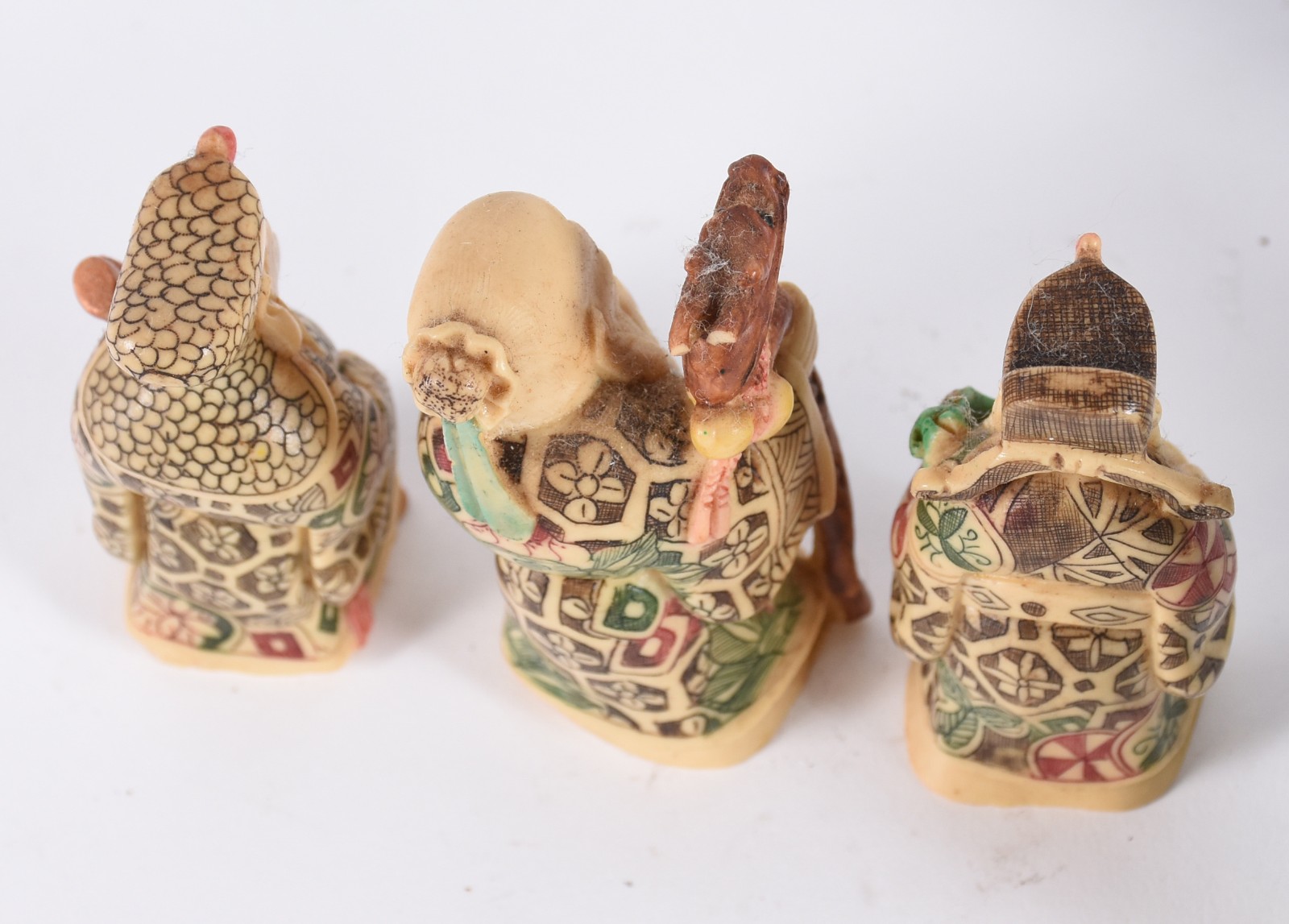 Diversas peças orientais, sendo: 8 estatuetas de porcelana... - foto 7 de 10