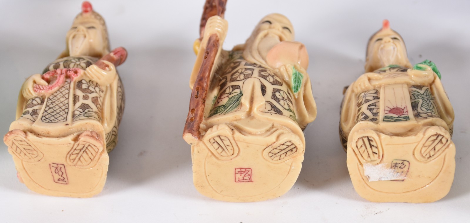 Diversas peças orientais, sendo: 8 estatuetas de porcelana... - foto 8 de 10