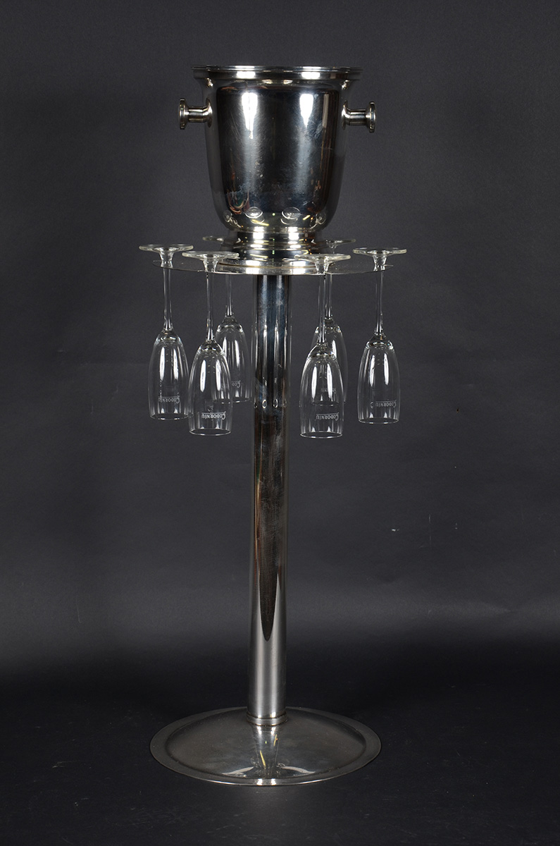 Wine cooler c/ pedestal de metal prateado e 6 flutes de vidro. Alt...