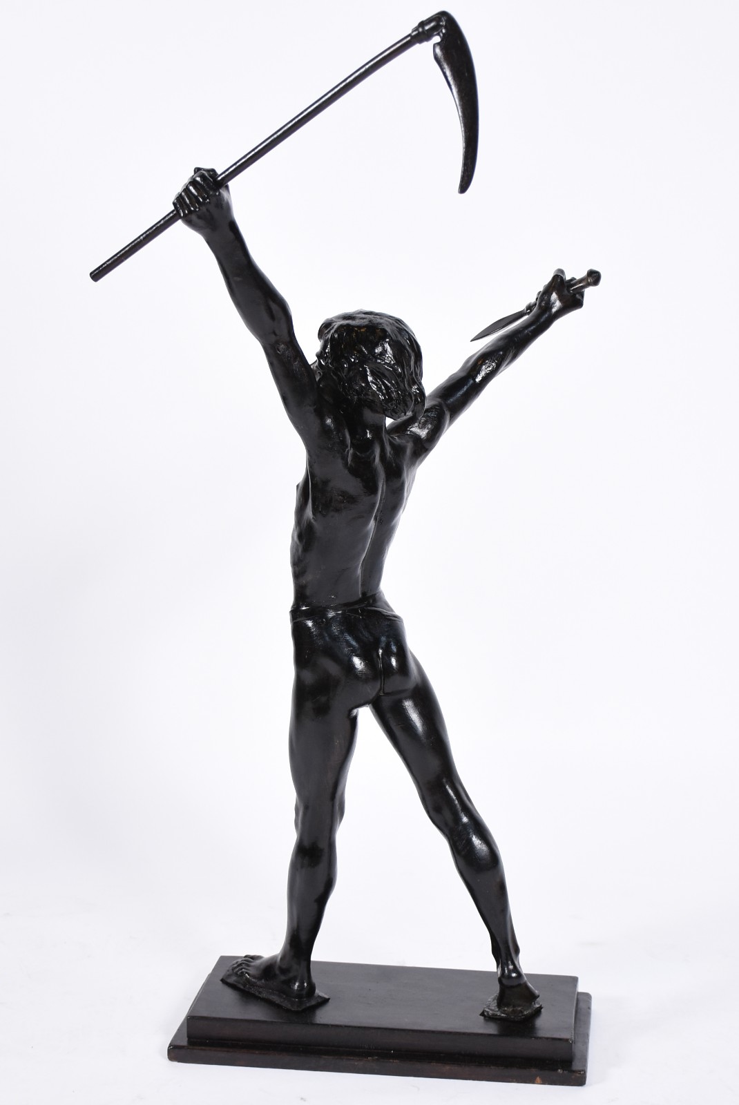 Escultura de metal patinado de preto representando "guerreiro", base... - foto 5 de 7