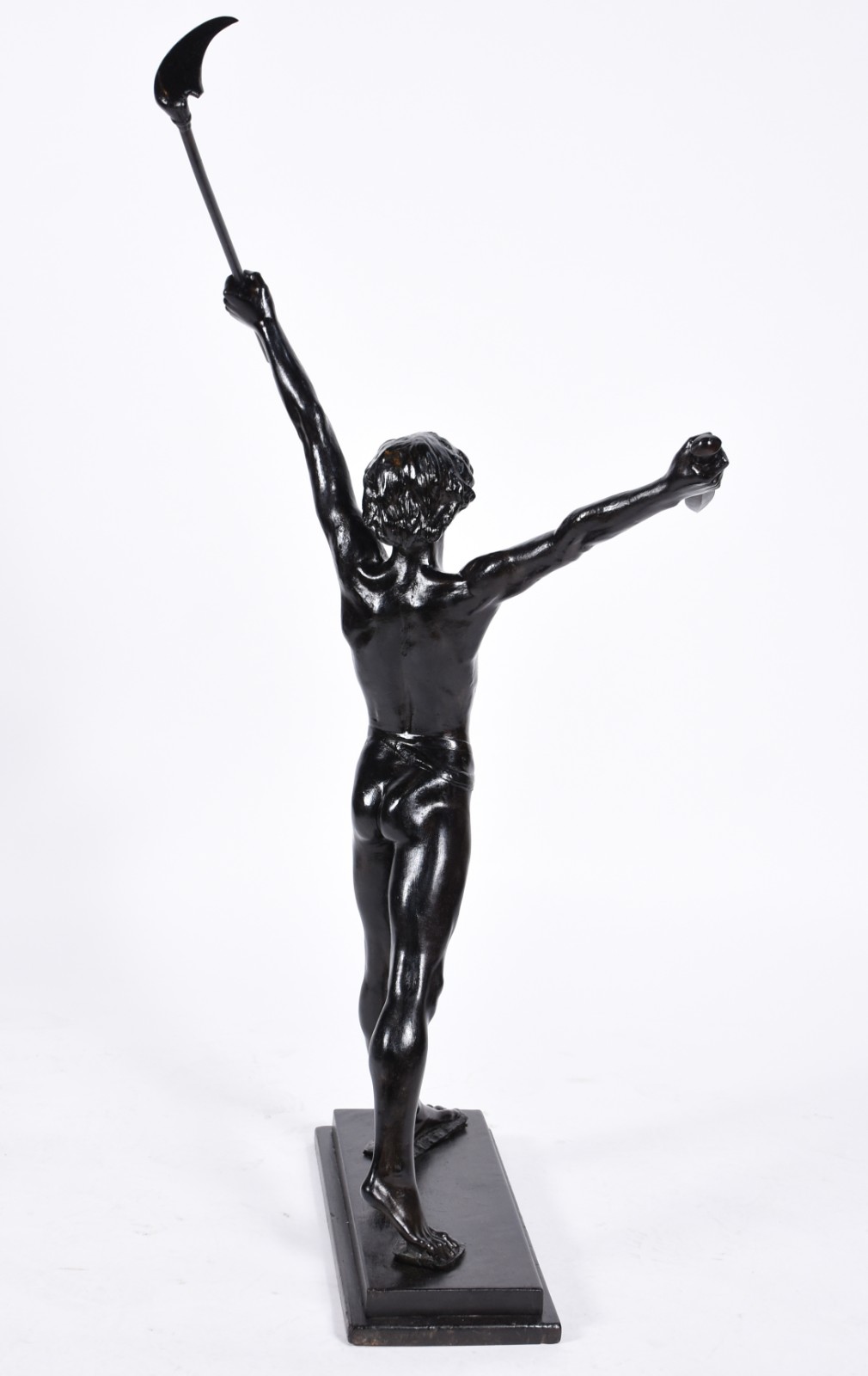 Escultura de metal patinado de preto representando "guerreiro", base... - foto 6 de 7