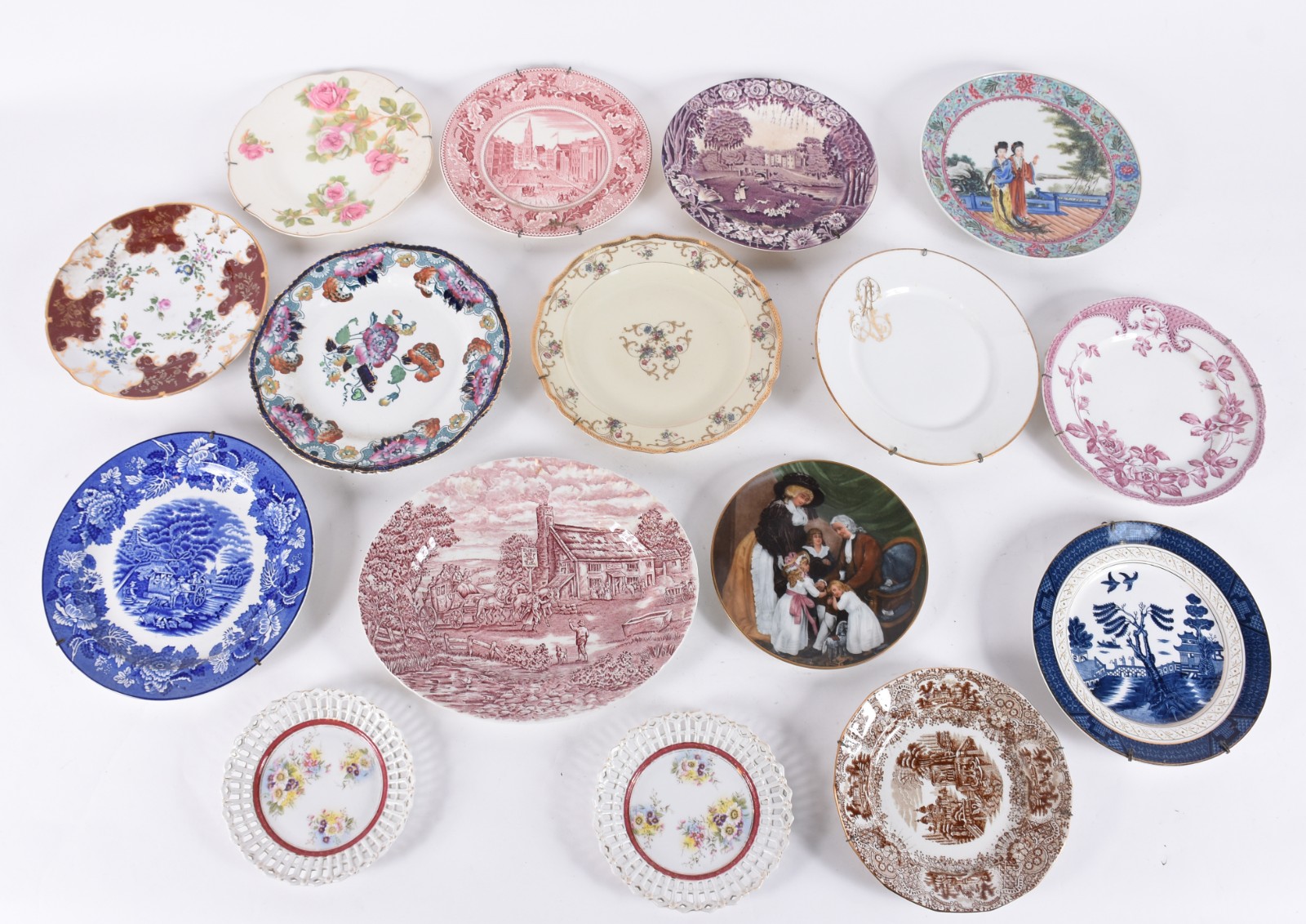Dezesseis pratos decorativos de porcelana de diversas procedências. - foto 1 de 6
