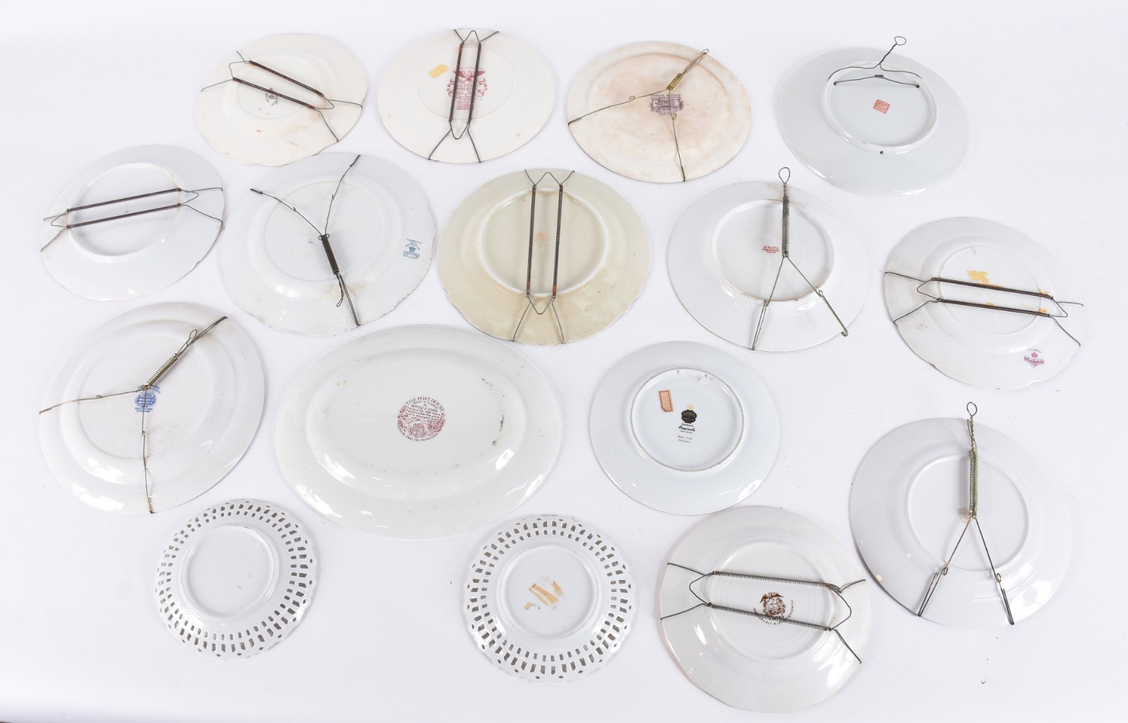 Dezesseis pratos decorativos de porcelana de diversas procedências. - foto 2 de 6