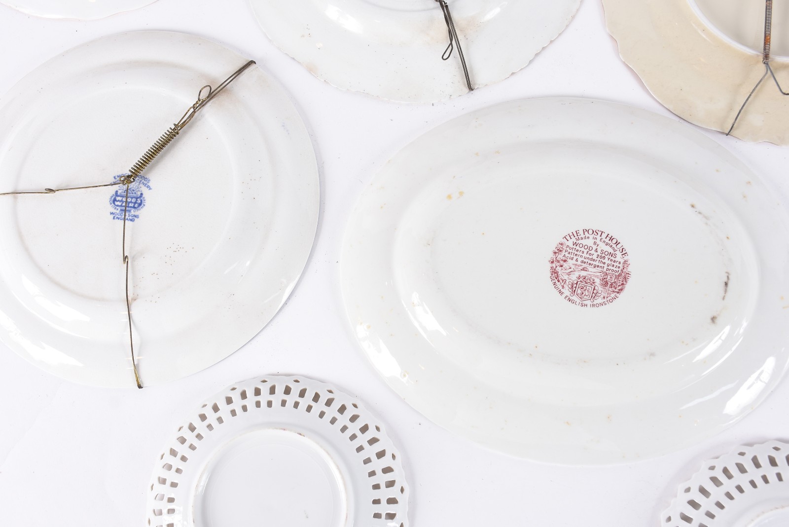 Dezesseis pratos decorativos de porcelana de diversas procedências. - foto 4 de 6