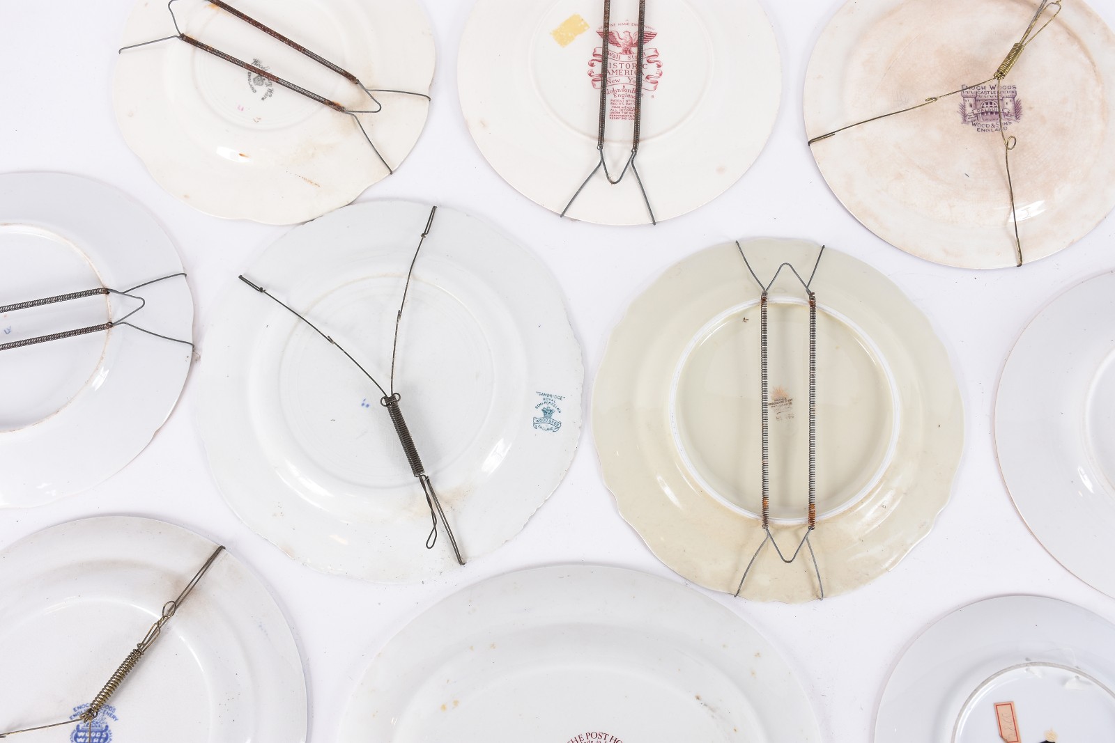 Dezesseis pratos decorativos de porcelana de diversas procedências. - foto 5 de 6