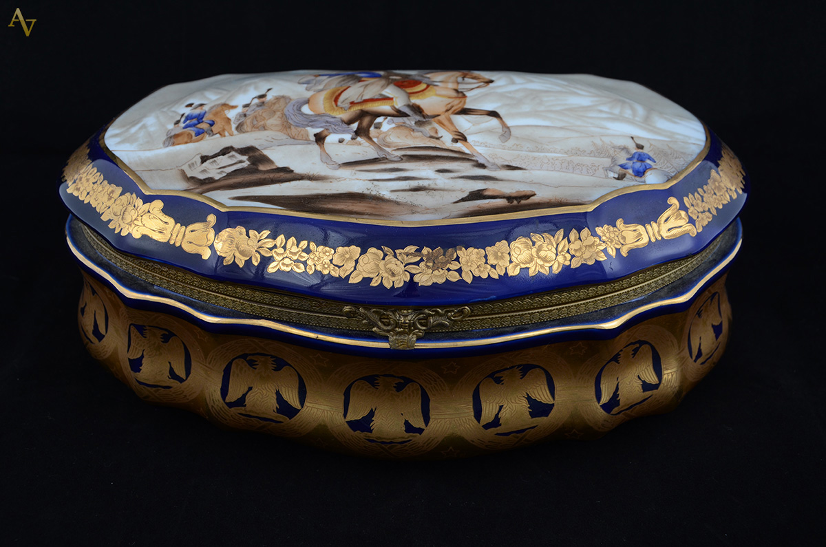 Caixa de porcelana de Sevres, policromada, decorada com figura de... - foto 1 de 3