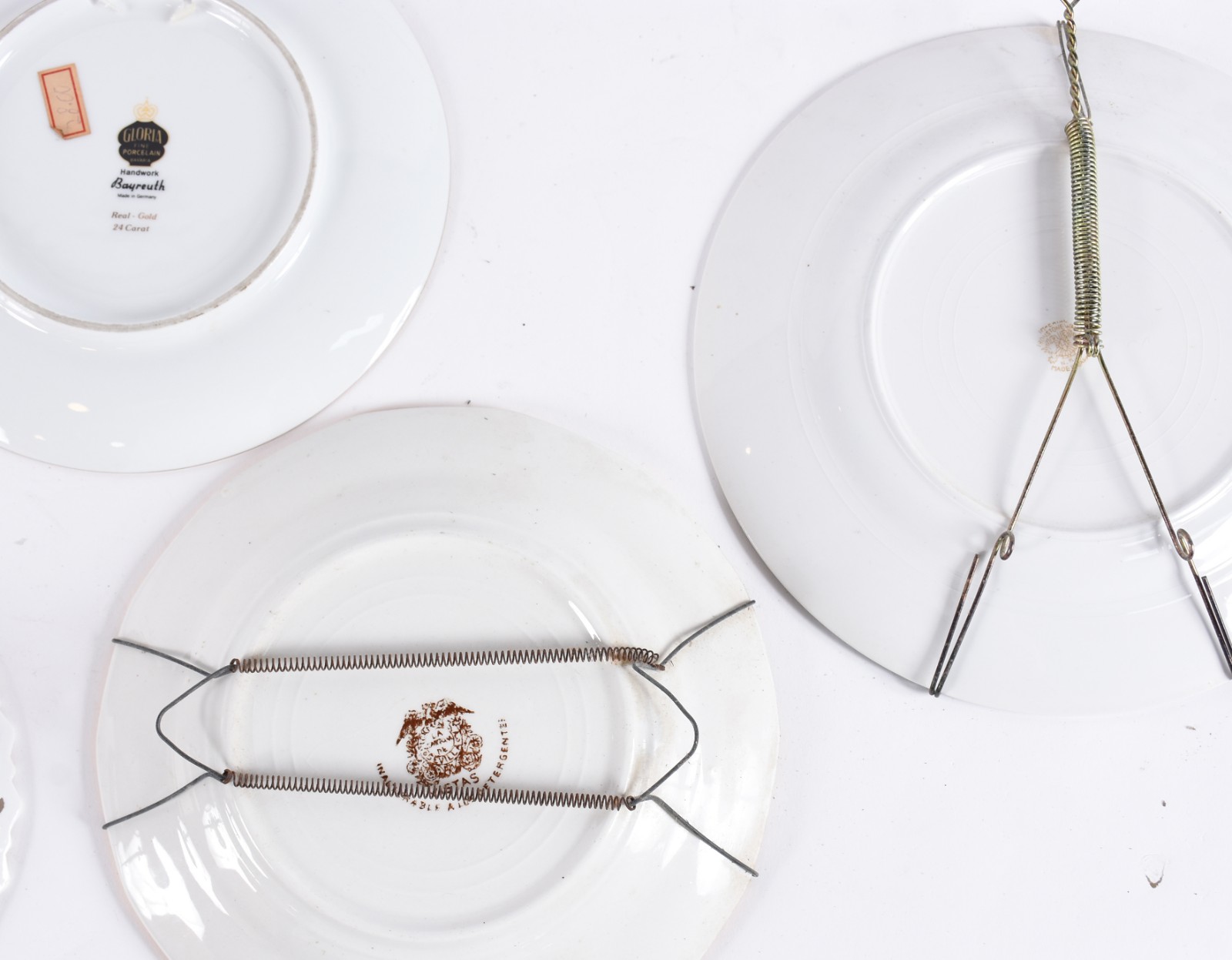 Dezesseis pratos decorativos de porcelana de diversas procedências. - foto 6 de 6